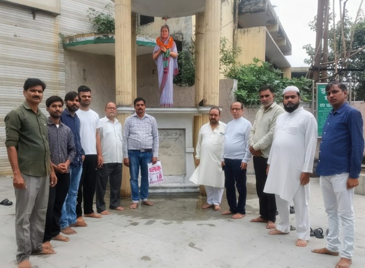 लखीमपुर खीरी : इंदिरा गाँधी को पुण्यतिथि पर दी श्रद्धांजलि, उनके बताएं मार्गों पर चलने का लिया संकल्प