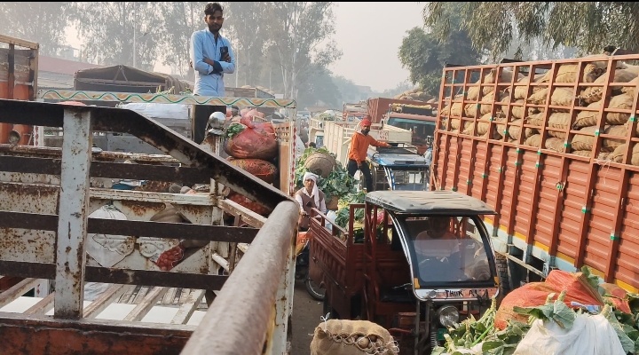 जौनपुर नयी सब्जी मंडी समिति वसूली में मस्त, किसान जाम में पस्त