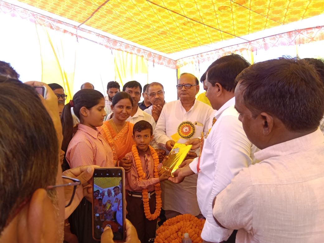 जौनपुर :ब्लॉक स्तर पर गणित ओलम्पियाड में चयनित छात्र सक्षम मौर्य की, जिला स्तरीय परीक्षा स्कूल की लापरवाही से छूटी