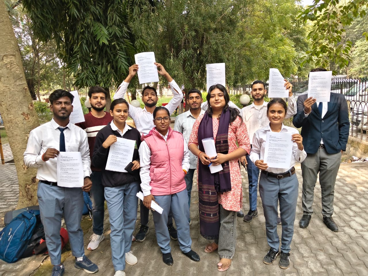 जौनपुर :पूर्वांचल विश्वविद्यालय के छात्र-छात्राओं ने विश्वविद्यालय परिसर में व्याप्त गंभीर समस्याओं के संबंध में कुल सचिव को दिया प्रार्थना पत्र