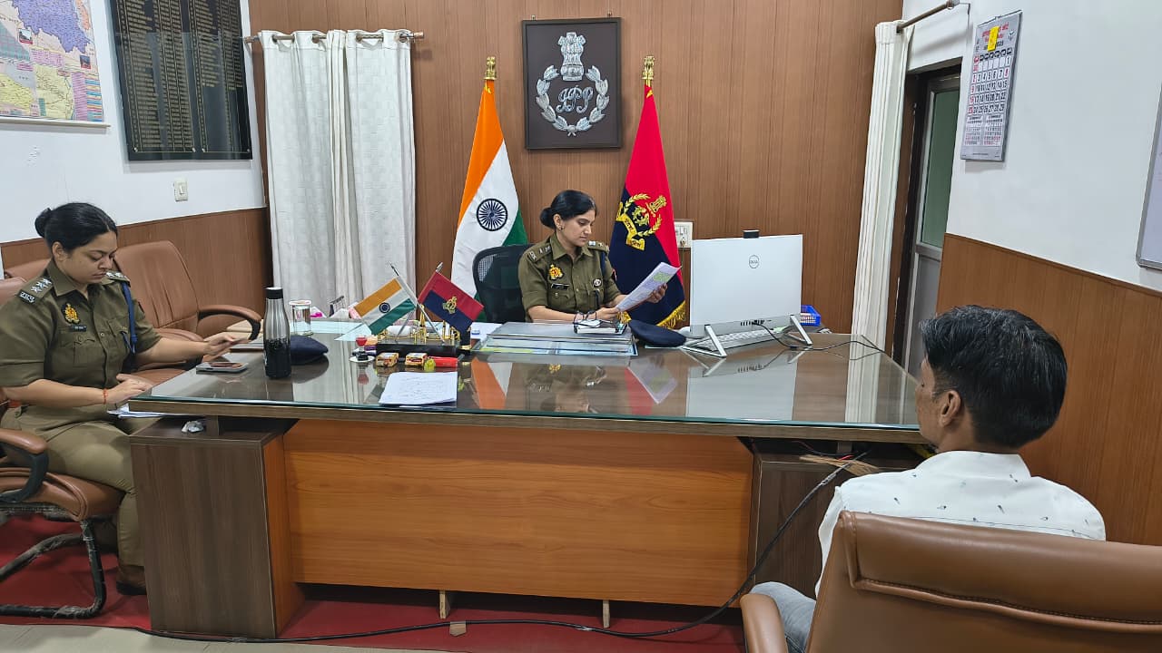 फर्रुखाबाद: पुलिस अधीक्षक ने गूगल मीट के माध्यम से की वर्चुअल जनसुनवाई, समस्याओं के गुणवत्तापूर्ण निस्तारण के दिए निर्देश