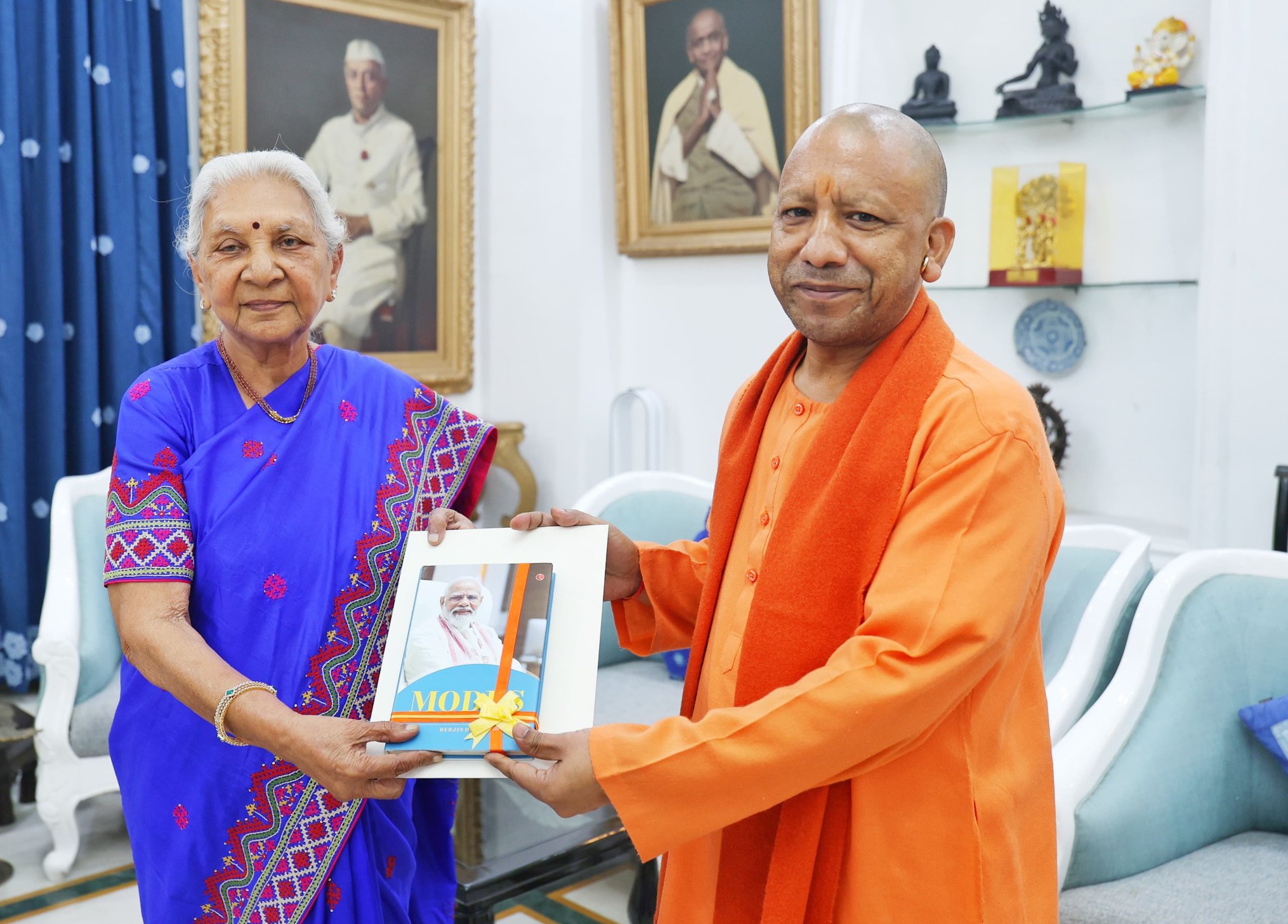 लखनऊ:उत्तर प्रदेश की राज्यपाल श्रीमती आनंदीबेन पटेल को मुख्यमंत्री योगी आदित्यनाथ ने दी जन्मदिन की बधाई।