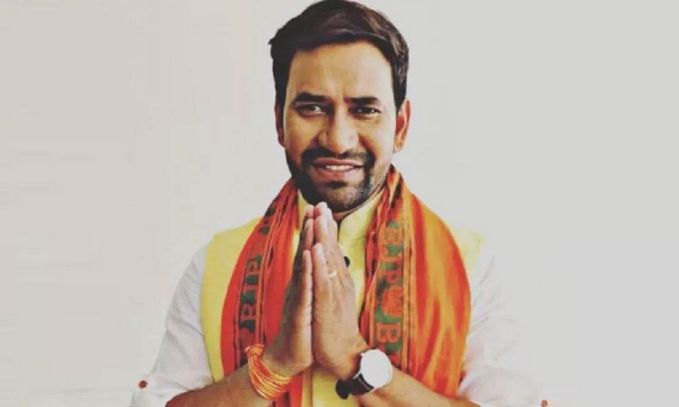 अखिलेश यादव पर भड़के निरहुआ, वायरल हो गई खबर