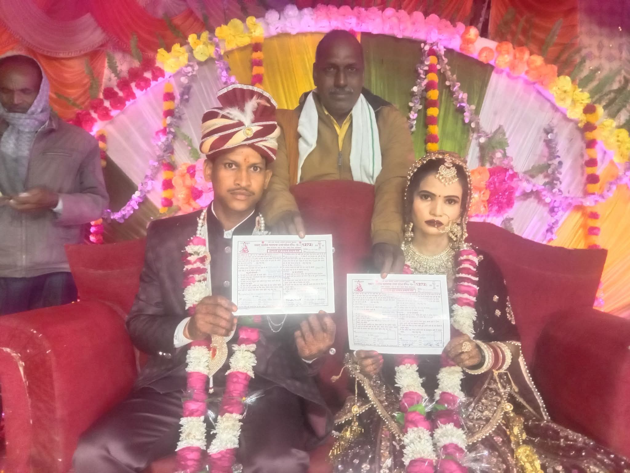 फर्रुखाबाद: बौद्ध रीति से सम्पन्न हुआ दाम्पत्य सूत्र बंधन संस्कार, मिला विवाह प्रमाण पत्र