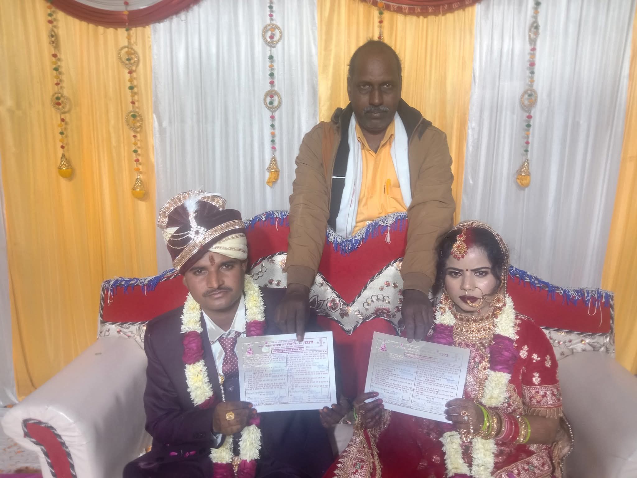 फर्रुखाबाद: बौद्ध रीति से सम्पन्न हुआ दाम्पत्य सूत्र बंधन संस्कार, प्रमाण पत्र देकर किया विदा