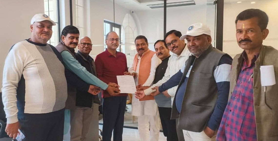 फर्रुखाबाद: रेलवे रोड के निर्माण में देरी से व्यापारी नाराज़, 1 दिसंबर से अनिश्चितकालीन धरने की चेतावनी