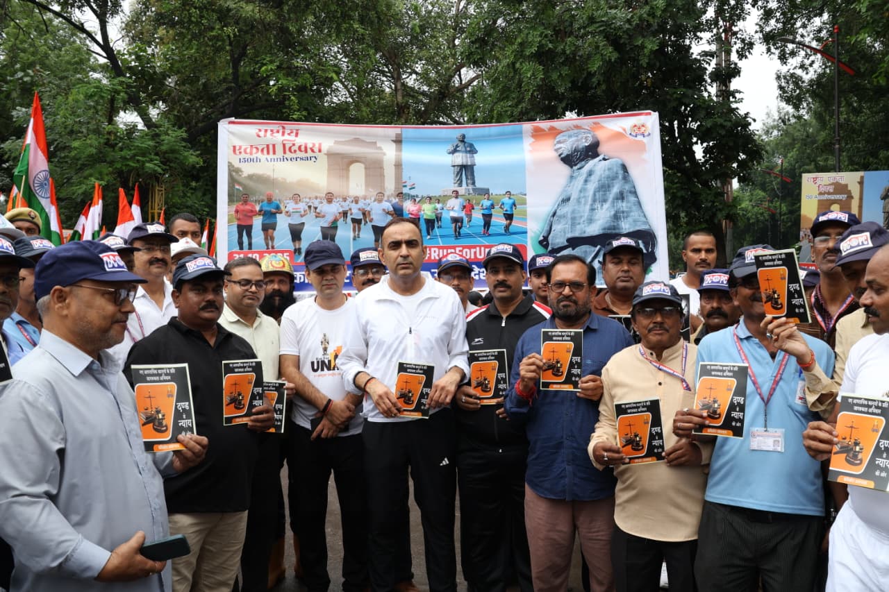 प्रयागराज :पुलिस आयुक्त जोगेन्द्र कुमार द्वारा “एकता के लिए दौड़ जानकारी प्रदान कर पैम्पलेट वितरित करते हुए