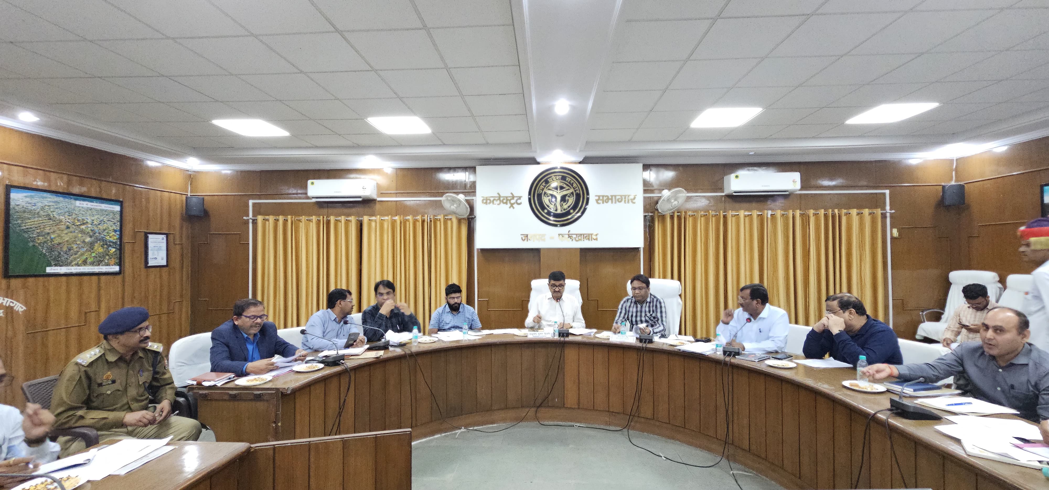फर्रुखाबाद:आईजीआरएस शिकायतों के निस्तारण में लापरवाही पर जिलाधिकारी सख्त, कई अधिकारियों को नोटिस जारी करने के निर्देश