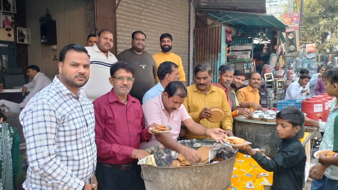 बरेली - महाकाल के भक्तों ने फतेहगंज पश्चिमी कस्बे में कराया विशाल भंडारा।