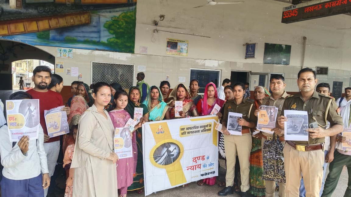 फर्रुखाबाद:मिशन शक्ति अभियान 5.0 के अंतर्गत रेलवे स्टेशन पर महिलाओं को किया गया जागरूक