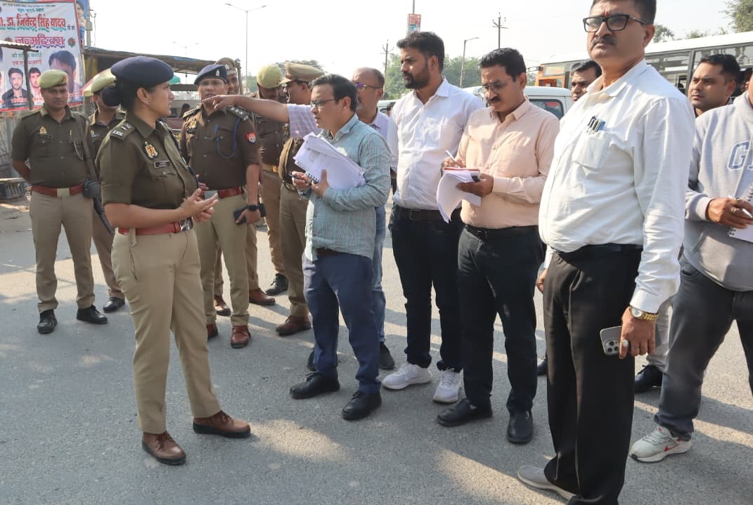 फर्रुखाबाद:कोतवाली मोहम्मदाबाद क्षेत्र में जिलाधिकारी व पुलिस अधीक्षक ने किया सड़क सुरक्षा व्यवस्था का निरीक्षण