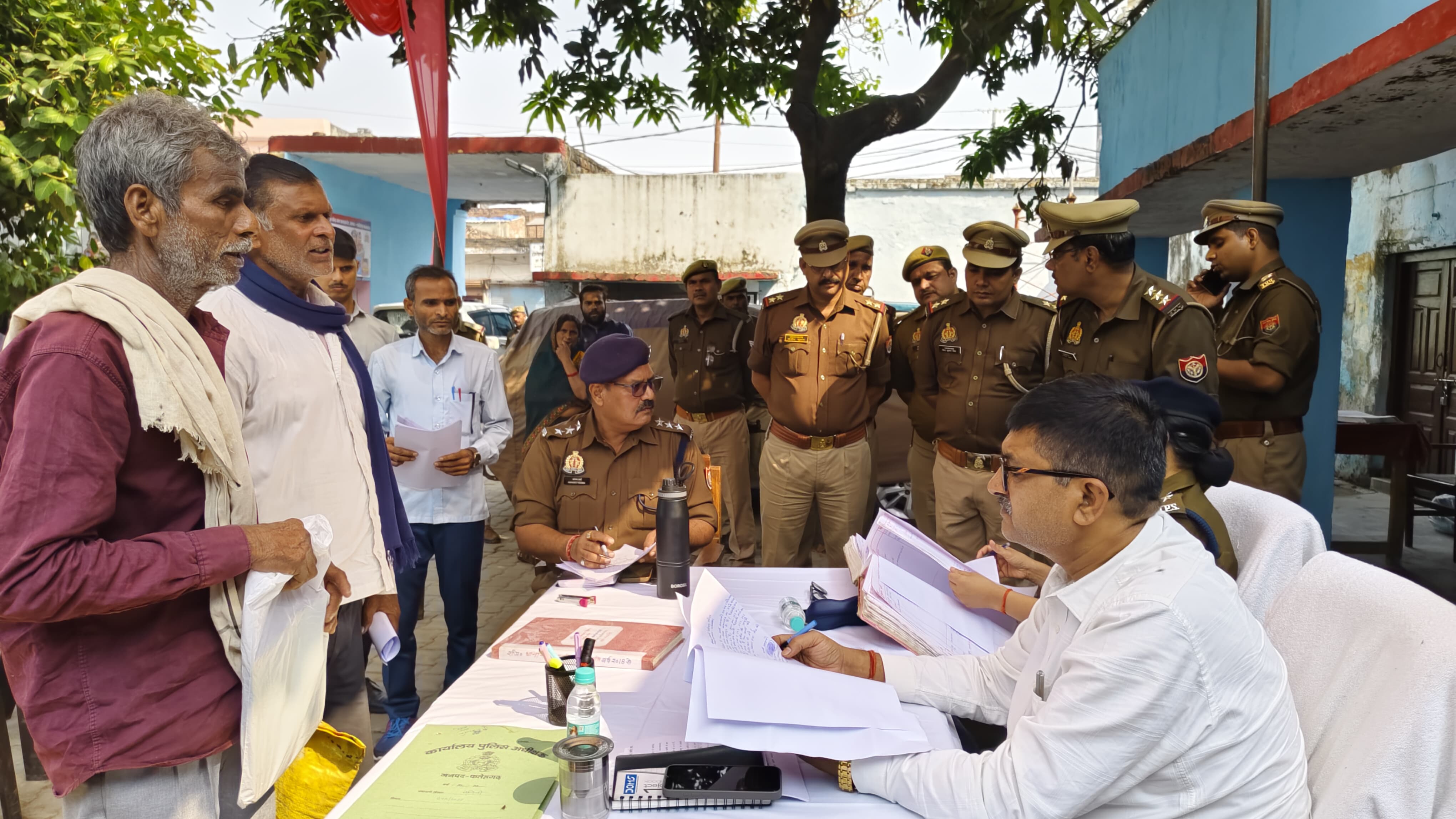 फर्रुखाबाद:थाना समाधान दिवस पर जिलाधिकारी एवं पुलिस अधीक्षक ने की जनसुनवाई, शिकायतों के त्वरित निस्तारण के दिए निर्देश