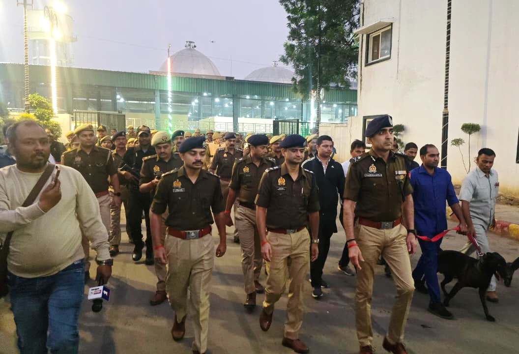 प्रयागराज में सुरक्षा व्यवस्था को सुदृढ़ बनाए रखने हेतु वरिष्ठ पुलिस अधिकारियों, डॉग स्क्वाड, बम निरोधक दस्ता, एंटी सबोटेज (A.S.), जीआरपी, आरपीएफ, अभिसूचना इकाई, पीएसी एवं अन्य फील्ड यूनिट के साथ सघन चैकिंग अभियान चलाया गया।