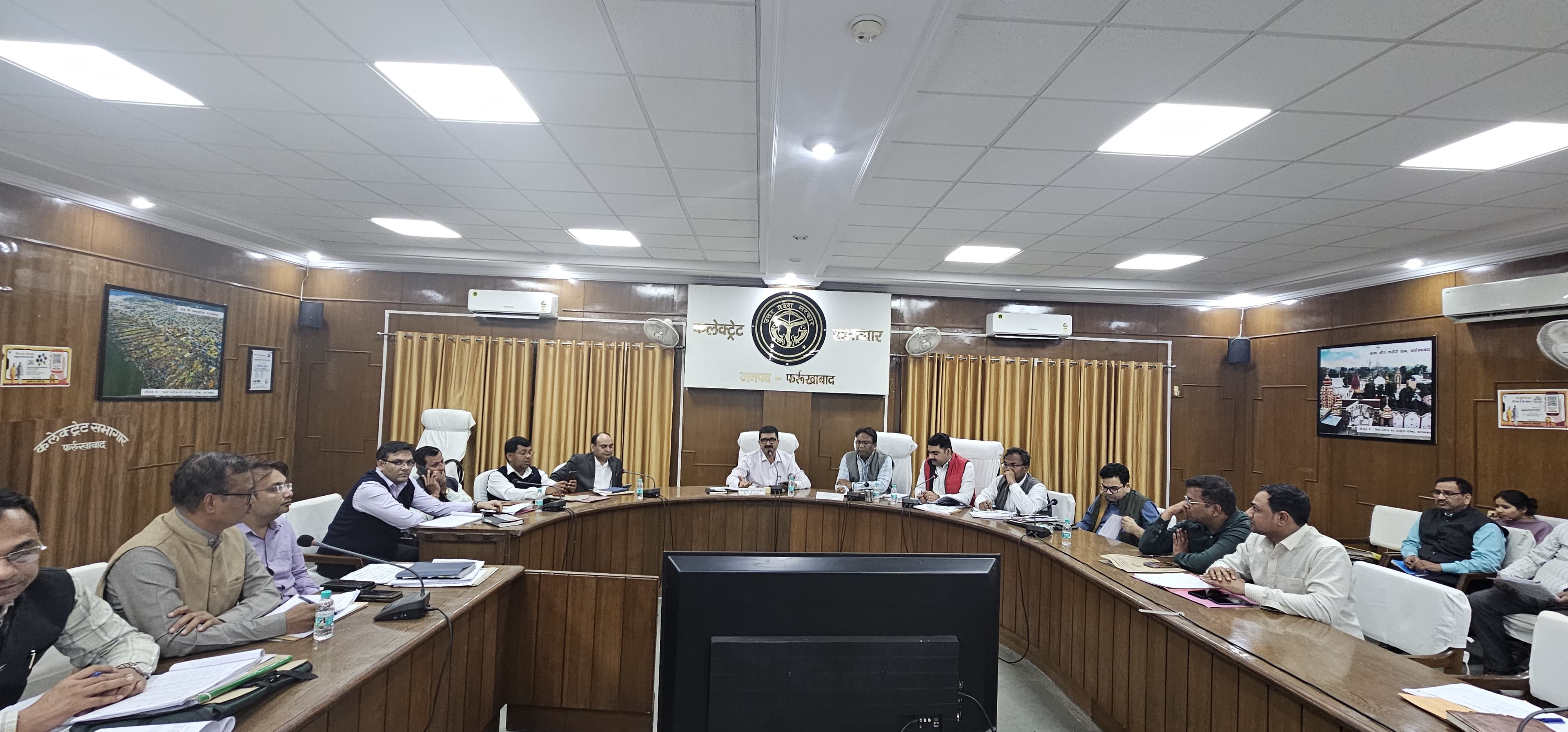 फर्रुखाबाद: जिलाधिकारी ने कर एवं करेत्तर की समीक्षा बैठक में दी सख्त चेतावनी — कम बसूली वाले विभागों को सुधार के निर्देश