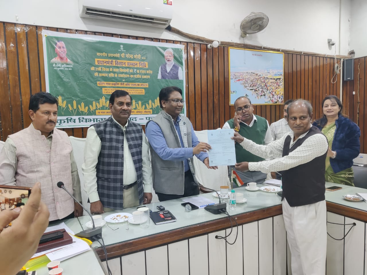 फर्रुखाबाद:किसान दिवस पर विकास भवन में व्यापक चर्चा, योजनाओं की जानकारी और grievances का त्वरित निस्तारण।