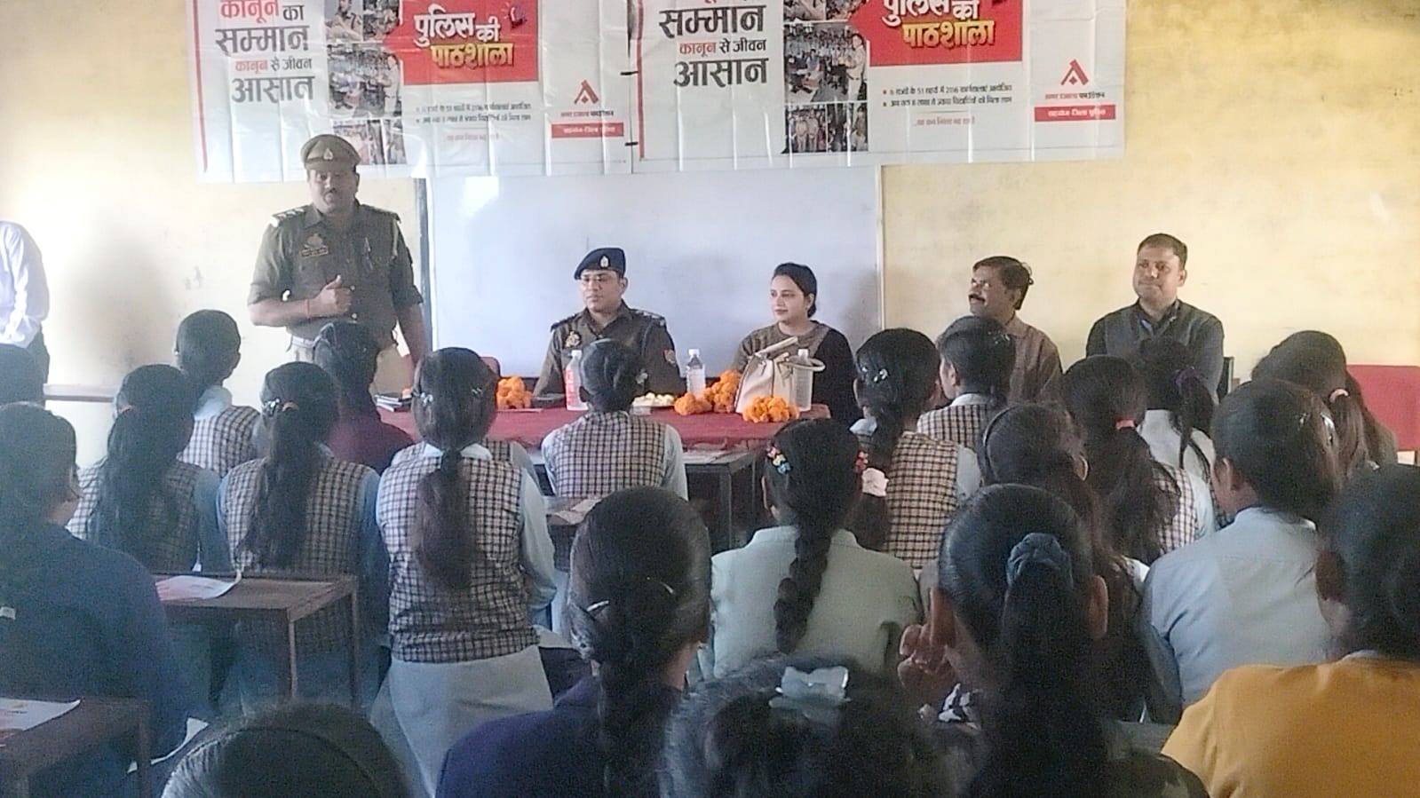 फर्रुखाबाद में आयोजित पुलिस की पाठशाला कार्यक्रम, विद्यार्थियों को दी गई महत्वपूर्ण जागरूकता