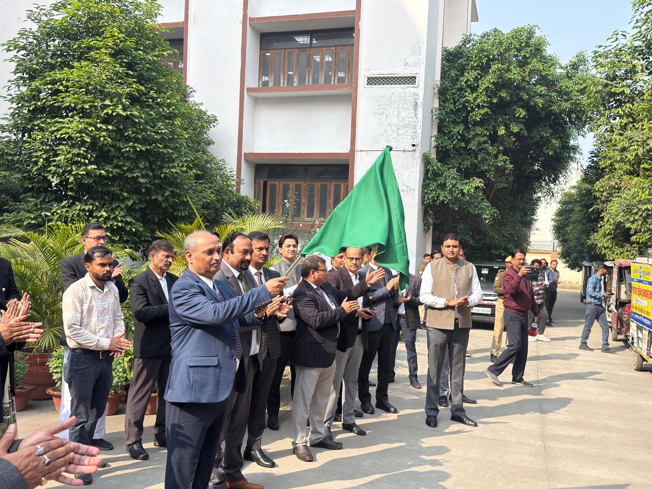 प्रयागराज : जनपद न्यायाधीश ने 13 दिसंबर को आयोजित होने वाली राष्ट्रीय लोक अदालत की सफलता हेतु प्रचार वाहन को हरी झंडी दिखाकर किया रवाना