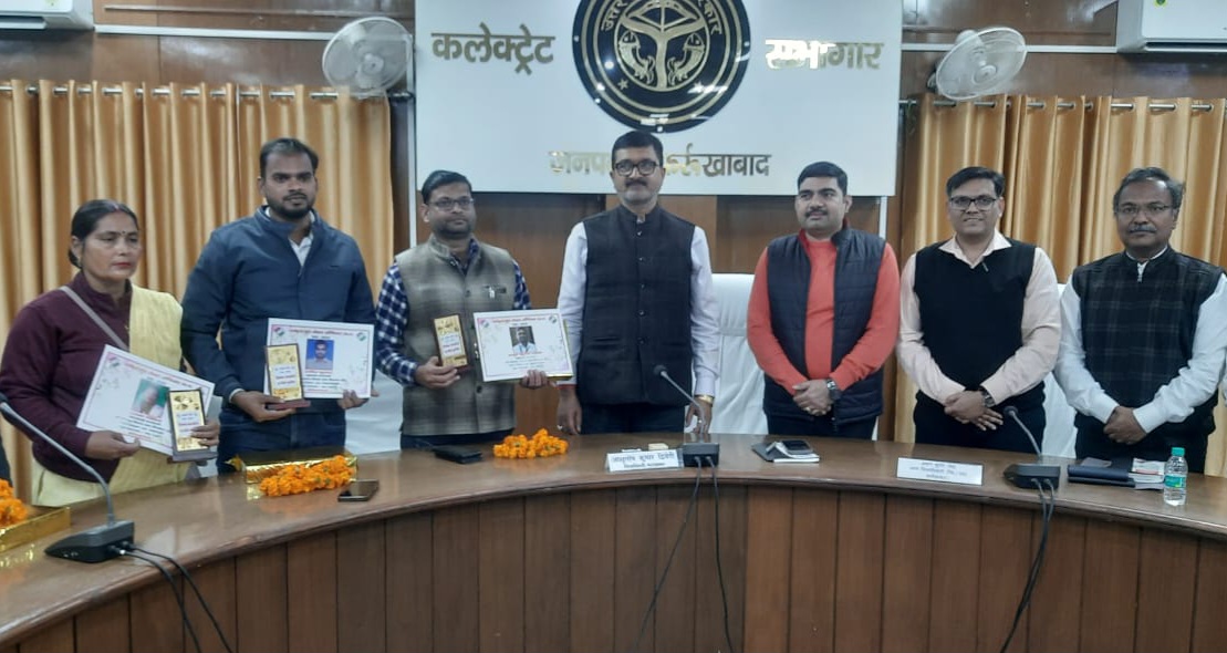 फर्रुखाबाद:एसआईआर-2026 में शत-प्रतिशत ईएफ डिजिटाईजेशन करने वाले तीन बीएलओ सम्मानित।