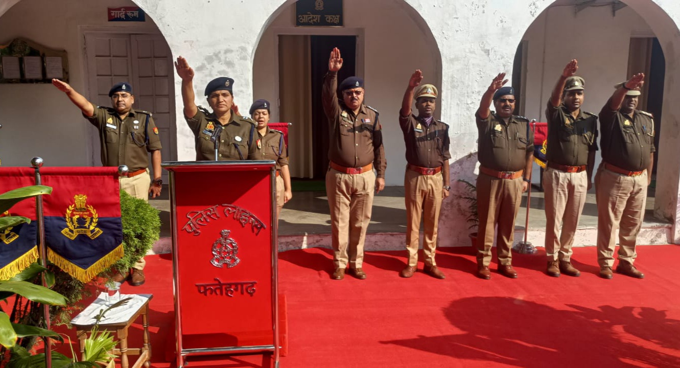 फर्रुखाबाद:संविधान दिवस पर एसपी आरती सिंह ने पुलिस अधिकारी - कर्मचारियों को दिलाई संविधान की उद्देशिका की शपथ