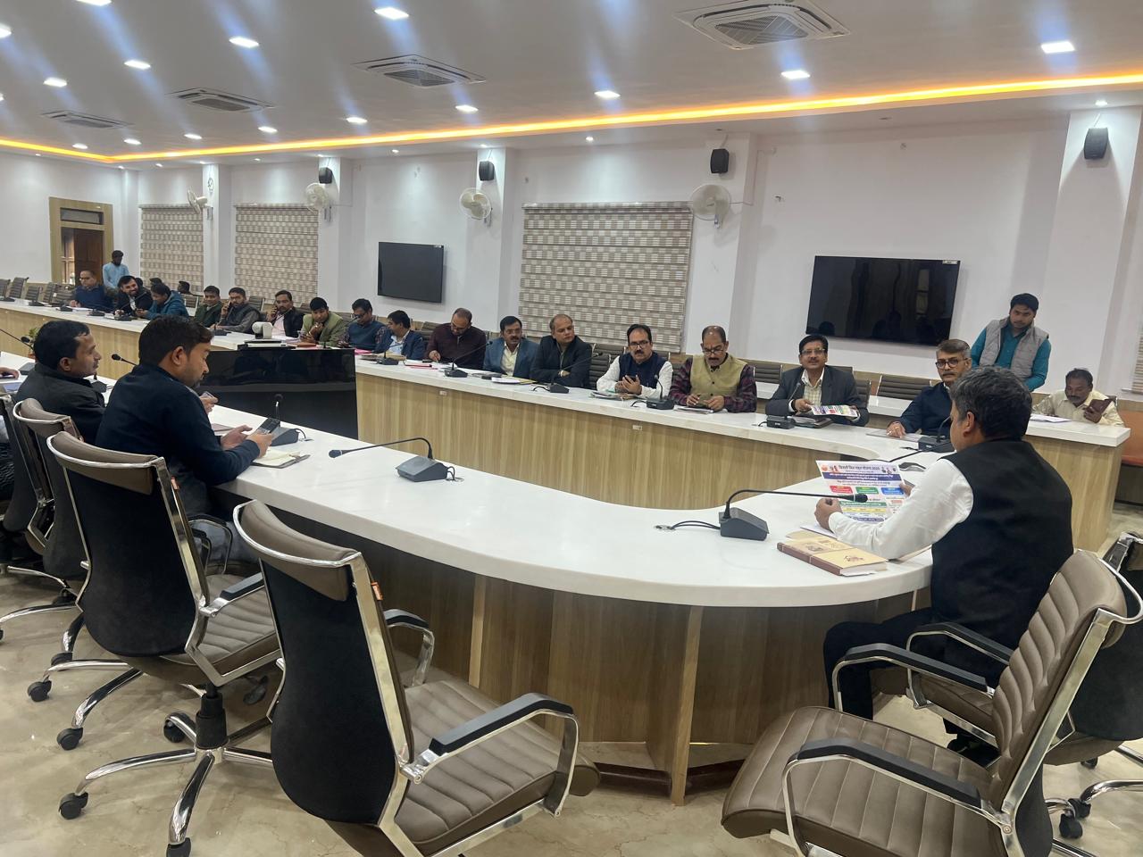 प्रयागराज:अपर जिलाधिकारी आपूर्ति की अध्यक्षता में विद्युत विभाग के अधिकारियों की उपस्थिति में बिजली बिल राहत योजना 2025-26 के सफल क्रियान्वयन के सम्बंध में बैठक सम्पन्न