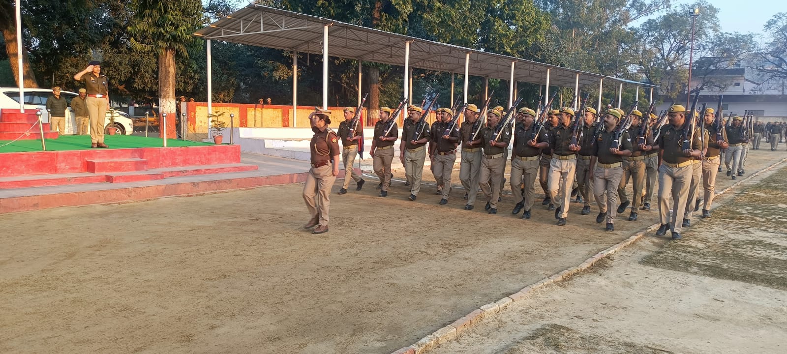 फर्रुखाबाद:फतेहगढ़ पुलिस लाइन में साप्ताहिक शुक्रवार परेड, एसपी आरती सिंह ने ली सलामी