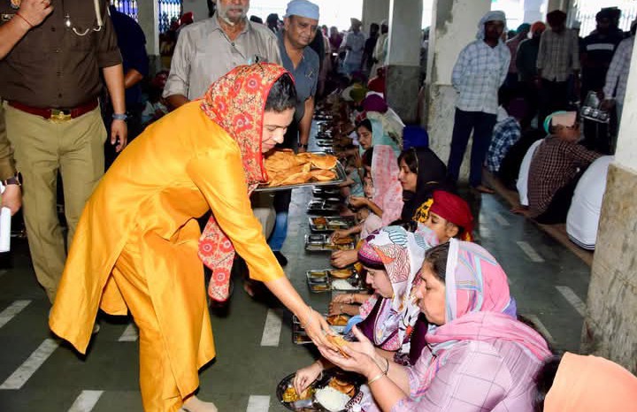 लखीमपुर खीरी : डीएम एसपी ने गुरुनानक देव जी के 556वें प्रकाशोत्सव पर गुरुद्वारा में टेका मत्था, लंगर में श्रद्धालुओं को परोसा प्रसाद