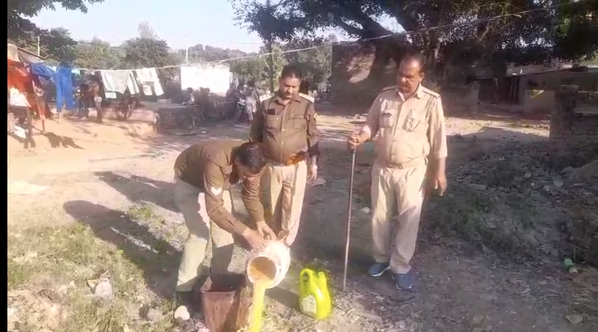फर्रुखाबाद में आबकारी विभाग की बड़ी कार्रवाई, 10 लीटर कच्ची शराब बरामद, 60 किलो लहन किया गया नष्ट