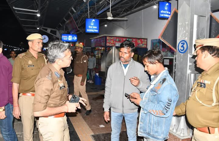 लखीमपुर खीरी : दिल्ली कार  धमाके के बाद एस पी खीरी ने मय फोर्स सार्वजनिक स्थानो पर पैदल गश्त कर चलाया चेकिंग अभियान