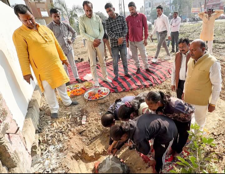 लखीमपुर खीरी : वर्ल्ड टॉयलेट डे पर सीजीएनपीजी कॉलेज के निकट गोला चेयरमैन की मौजूदगी में हुआ पिंक शौचालय का भूमि पूजन