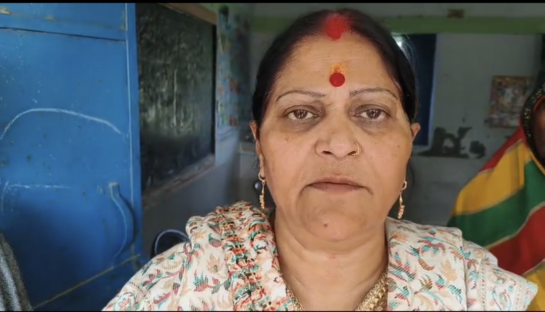 फर्रुखाबाद:आंगनबाड़ी केंद्र पर जांच करने गईं CDPO से दबंगों की अभद्रता, हाथ मरोड़ा, गाड़ी का घेराव