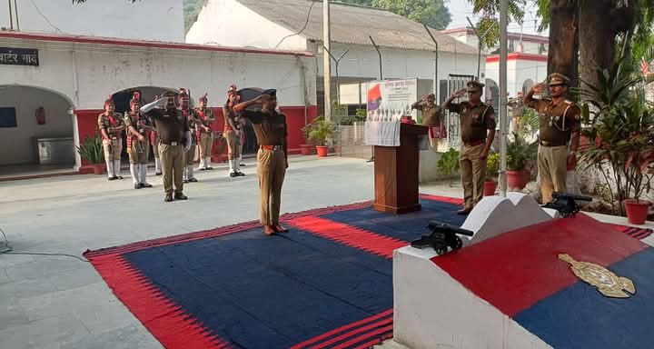 लखीमपुर खीरी : सहायक पुलिस अधीक्षक द्वारा रिजर्व पुलिस लाइन्स में धूमधाम से मनाया गया पुलिस झण्डा दिवस