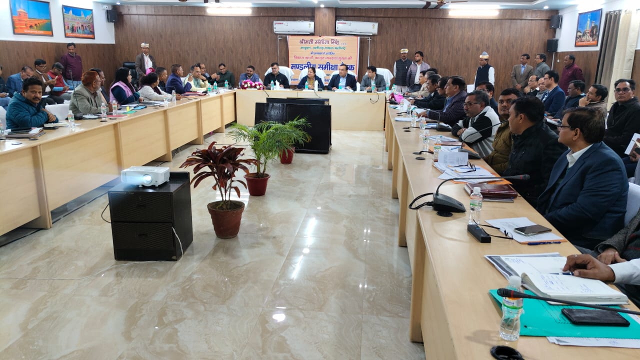 कासगंज:मण्डलायुक्त/मतदाता रोल पर्यवेक्षक एवं जिला निर्वाचन अधिकारी/जिलाधिकारी प्रणय सिंह ने विधान सभा निर्वाचक नामावलियों का विशेष प्रगाढ़ पुनरीक्षण 2026 के सबन्ध में विकास भवन सभागार में राजनीतिक दलों के साथ बैठक की