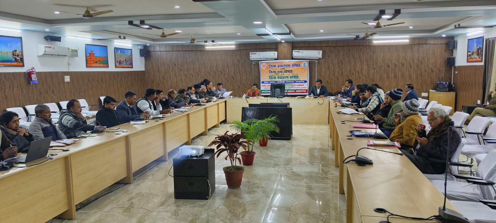कासगंज में जिला गंगा समिति, जिला पर्यावरण समिति तथा जिला वृक्षारोपण समिति की संयुक्त बैठक सम्पन्न हुई।