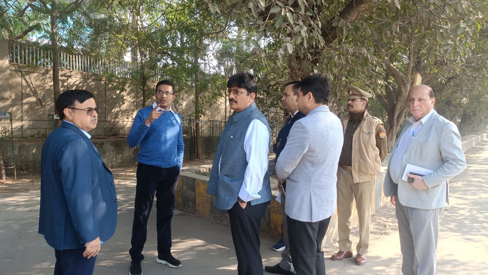 नोएडा:सीईओ ने सेक्टर-94 से 127 तक संस्थागत क्षेत्रों का किया निरीक्षण, व्यवस्थाओं में सुधार के दिए निर्देश