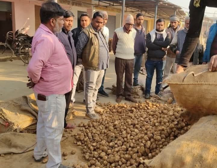 फर्रुखाबाद:आलू मंडी सातनपुर में किसानों का शोषण जारी, खुली बोली के बजाय गुप्त सौदे और तौल में हेराफेरी के गंभीर आरोप