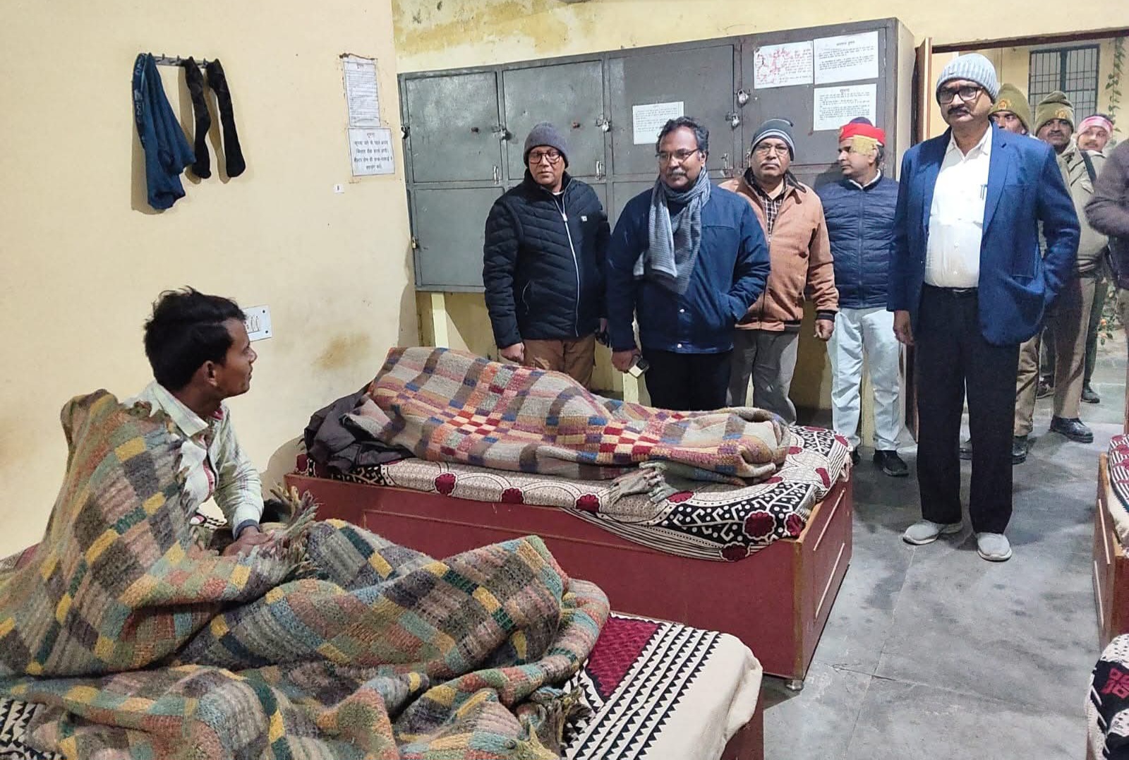 फर्रुखाबाद:शीत लहर के दृष्टिगत जिलाधिकारी ने किया प्रमुख स्थलों का निरीक्षण।