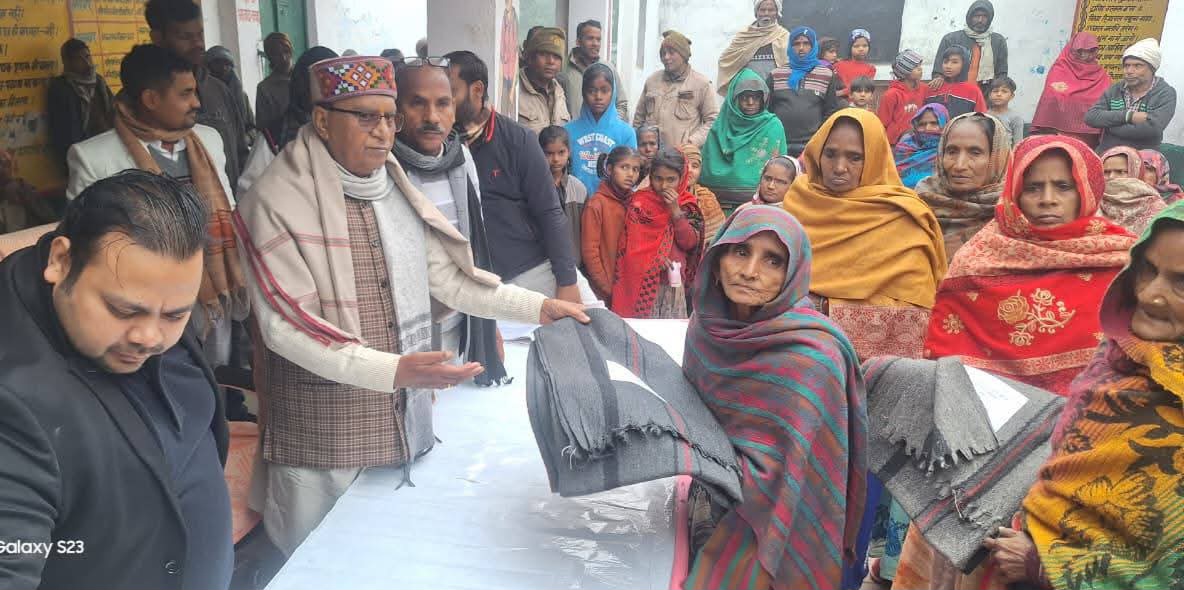 फर्रुखाबाद:ब्लॉक राजेपुर में विधायक सुशील शाक्य ने जरूरतमंदों को वितरित किए कंबल