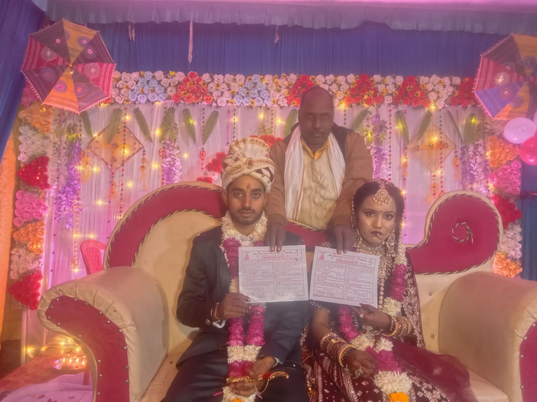 फर्रुखाबाद:बौद्ध रीति से सम्पन्न हुआ दाम्पत्य सूत्र बंधन, धर्म पाल बौद्ध ने प्रदान किया प्रमाण पत्र