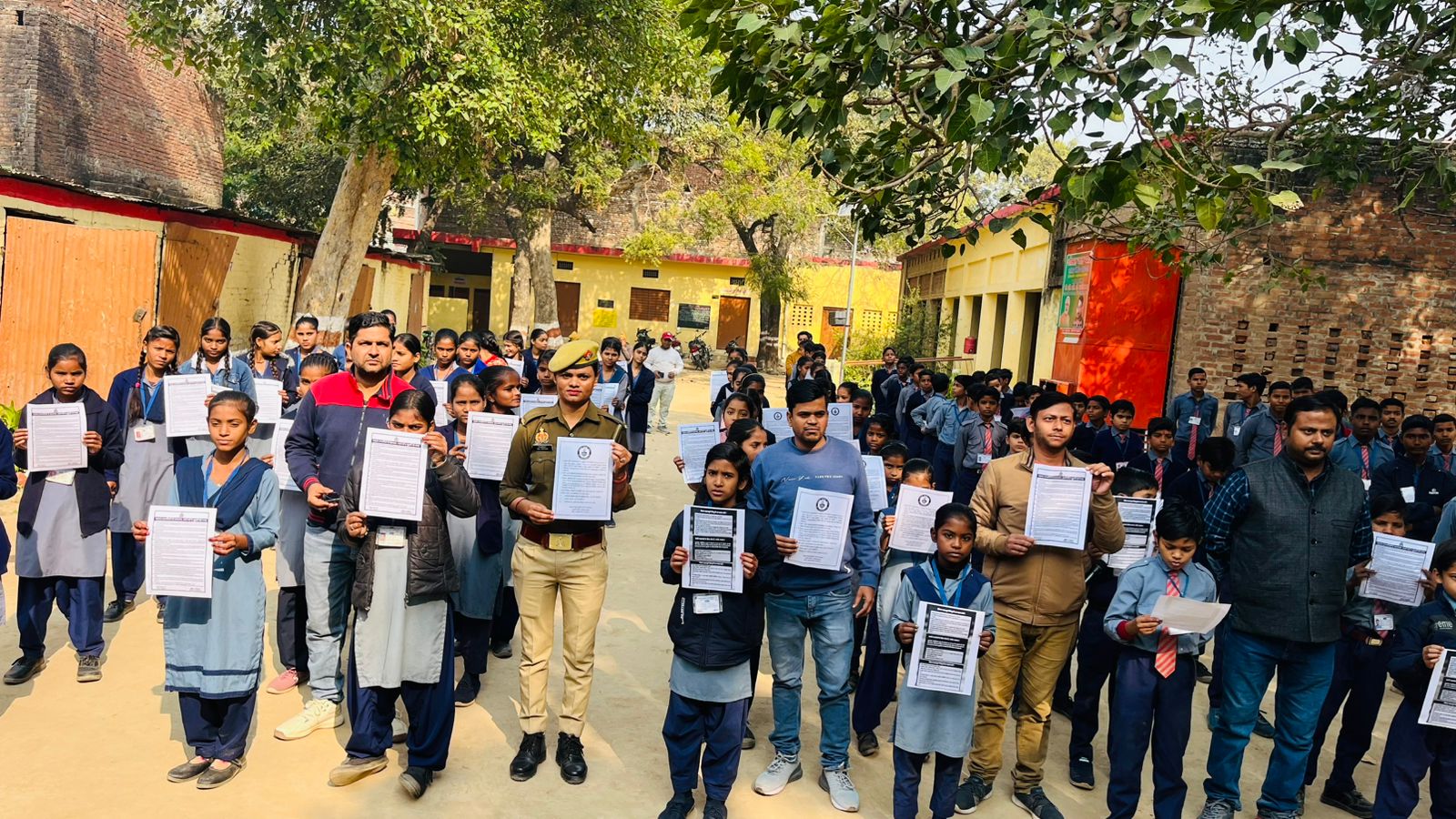 फर्रुखाबाद: मिशन शक्ति-5 के तहत मऊदरवाजा पुलिस ने महिलाओं - बालिकाओं को किया जागरूक।
