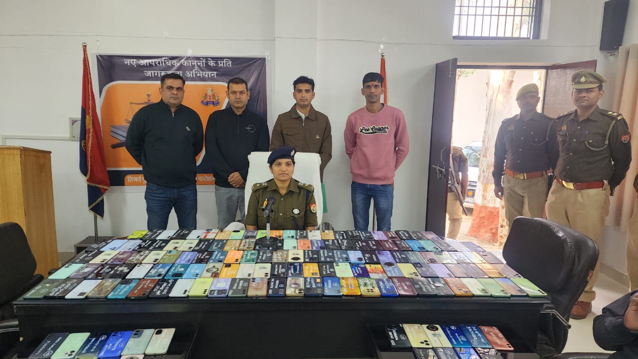 फर्रुखाबाद: सर्विलांस सेल ने बरामद किए 151 गुमशुदा मोबाइल, कीमत लगभग 35 लाख रुपये।