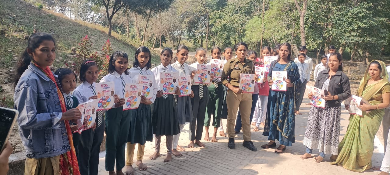 फर्रुखाबाद: थाना मेरापुर की एंटी रोमियो टीम ने छात्राओं व महिलाओं को मिशन शक्ति 5.0 के तहत किया जागरूक।