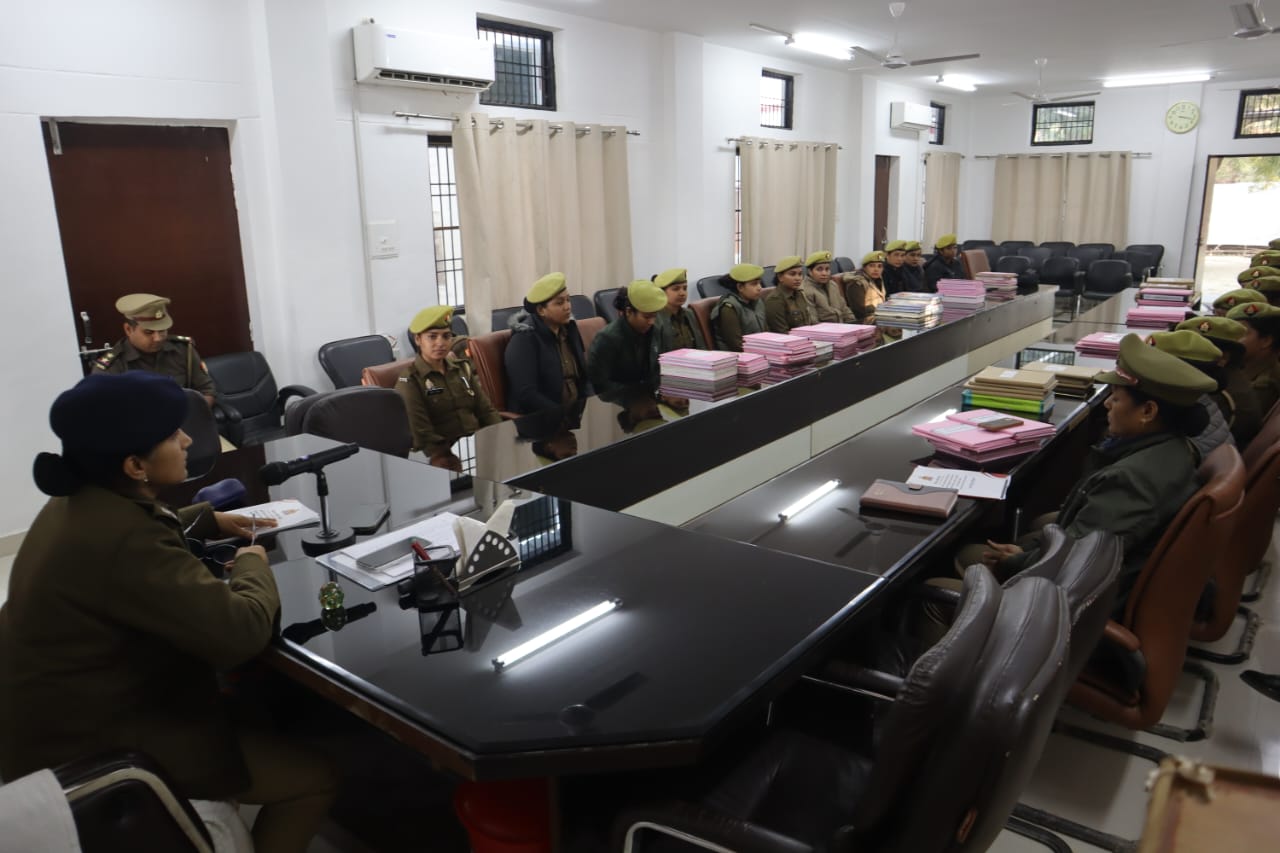फर्रुखाबाद:फतेहगढ़ पुलिस लाइन में महिला सुरक्षा एवं एंटी-रोमियो स्क्वाड की समीक्षा बैठक आयोजित
