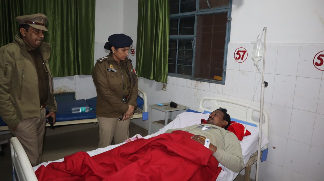 फर्रुखाबाद में कैश कलेक्शन कर्मी से लूट, पैर में गोली मारकर बदमाश फरार, एसपी ने अस्पताल पहुंच लिया हाल-चाल।
