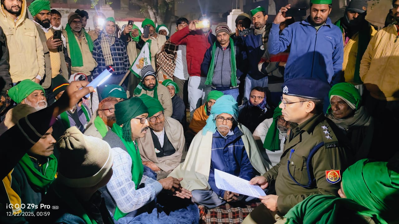 फर्रुखाबाद: पुलिस पर गंभीर आरोप, कड़ाके की ठंड में किसान यूनियन का देर रात थाना शमशाबाद घेराव