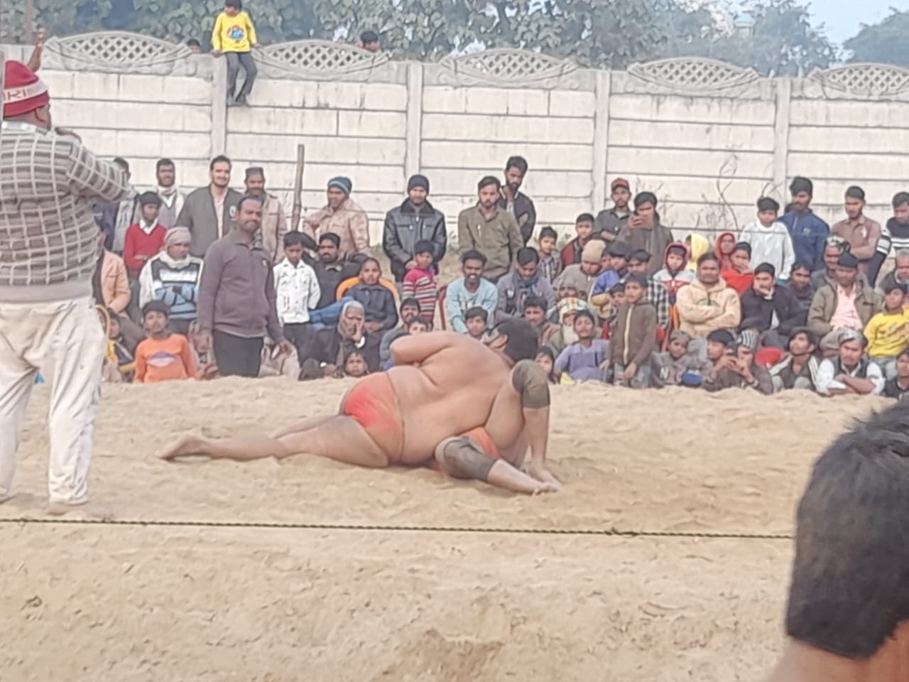 बरेली: दंगल में स्टील बॉडी पहलवान ने भूकंप राणा को धूल चटाई हजरत निर्गुण शाह मियां के उर्स मेले में रोमांचक कुश्ती।