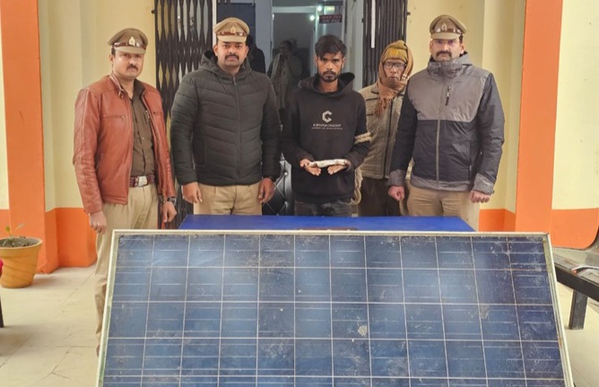 फर्रुखाबाद:मऊदरवाजा पुलिस ने शातिर चोर को किया गिरफ्तार, चोरी की सोलर प्लेट व अवैध हथियार बरामद