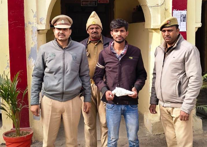 फर्रुखाबाद:कोतवाली फतेहगढ़ पुलिस ने नामजद/वांछित अभियुक्त को किया गिरफ्तार, तमंचा-कारतूस व कार बरामद
