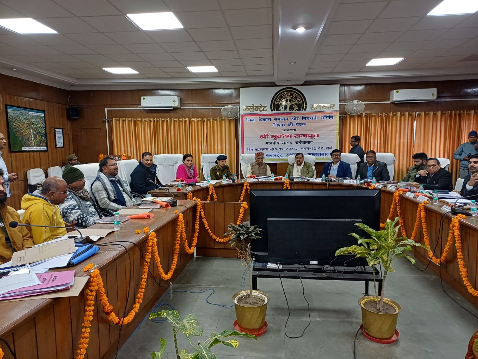 फर्रुखाबाद:जनपद के विकास कार्यों, सड़कों, बिजली, शिक्षा व स्वच्छता योजनाओं की हुई समीक्षा