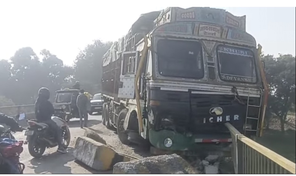 फर्रुखाबाद: रामगंगा पुल पर फिर बड़ा हादसा, मक्का लदा ट्रक रेलिंग तोड़कर लटका, लंबा जाम