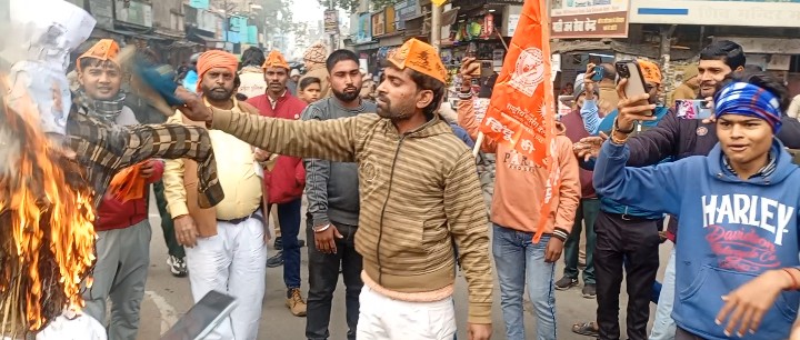 लखीमपुर खीरी : बांग्लादेश में हो रहे हिंदुओं पर अत्याचार को लेकर राष्ट्रीय बजरंग दल ने किया प्रदर्शन, सौंपा ज्ञापन